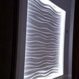 Podświetlana, dekoracyjna ściana z falistym wzorem 3D, wbudowana w ramę, tworząca efektowny element wystroju wnętrza.