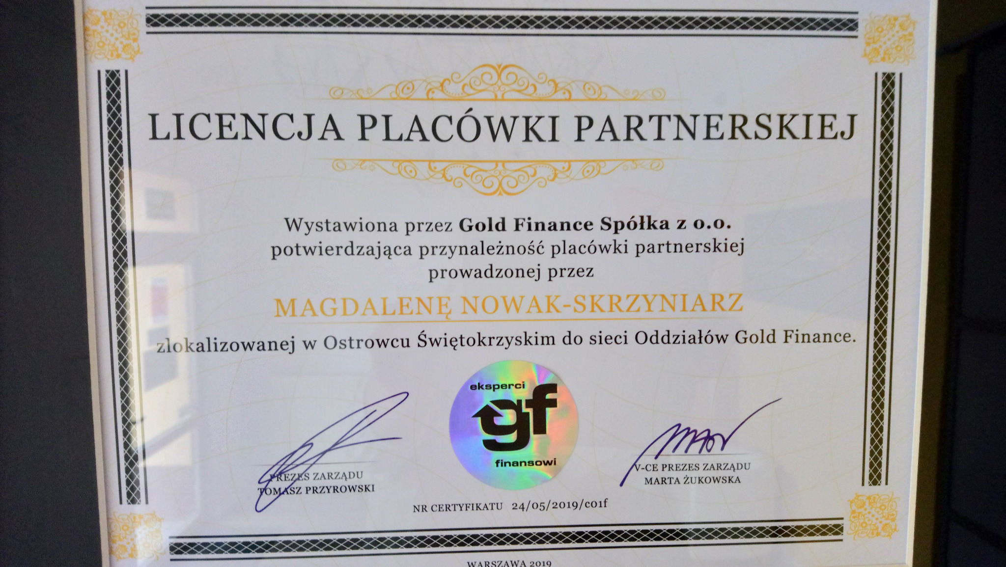 Certyfikat licencji placówki partnerskiej wystawiony przez Gold Finance Spółka z o.o. dla Magdaleny Nowak-Skrzyniarz, zlokalizowanej w Ostrowcu Świętokrzyskim, potwierdzający przynależność do sieci...