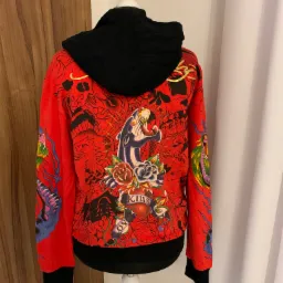 Czerwona bluza z kapturem, z tyłu nadruk w stylu tatuażu: pantera, serce z napisem 'Kills', róże, na manekinie.