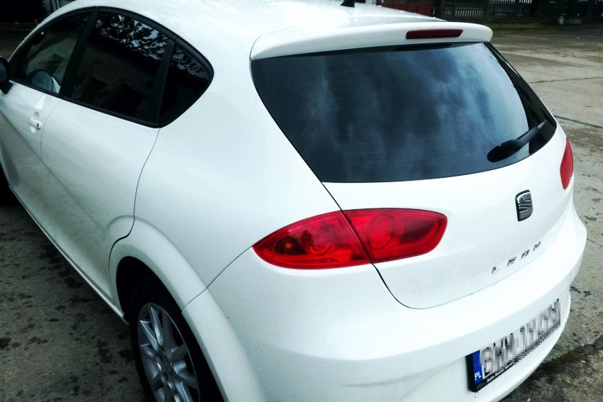 Przyciemnione szyby samochodowe w Seacie Leon
