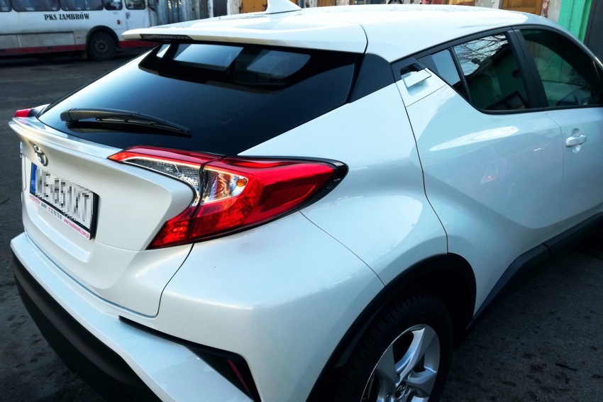 Toyota z pięknie przyciemnionymi szybami samochodowymi