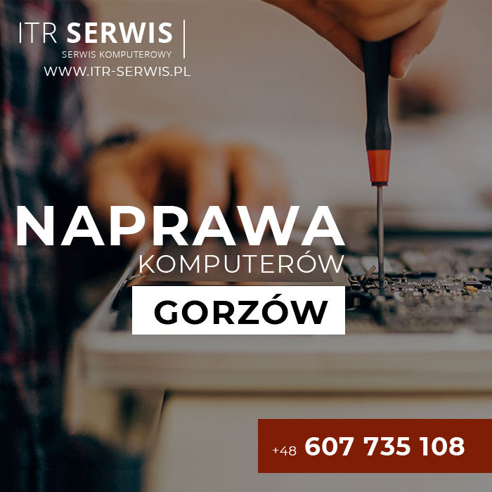Serwisant w koszuli w kratę naprawia laptopa, używając śrubokręta z czerwoną rękojeścią, na tle obwodu drukowanego, logo firmy ITR Serwis i numer telefonu.