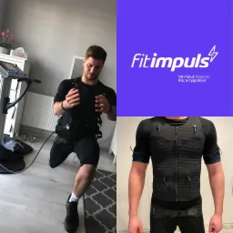 Mężczyzna w czarnym kombinezonie do elektrostymulacji mięśni, wykonujący przysiad wykroczny w domowym otoczeniu, obok bieżni i logo firmy Fitimpuls.