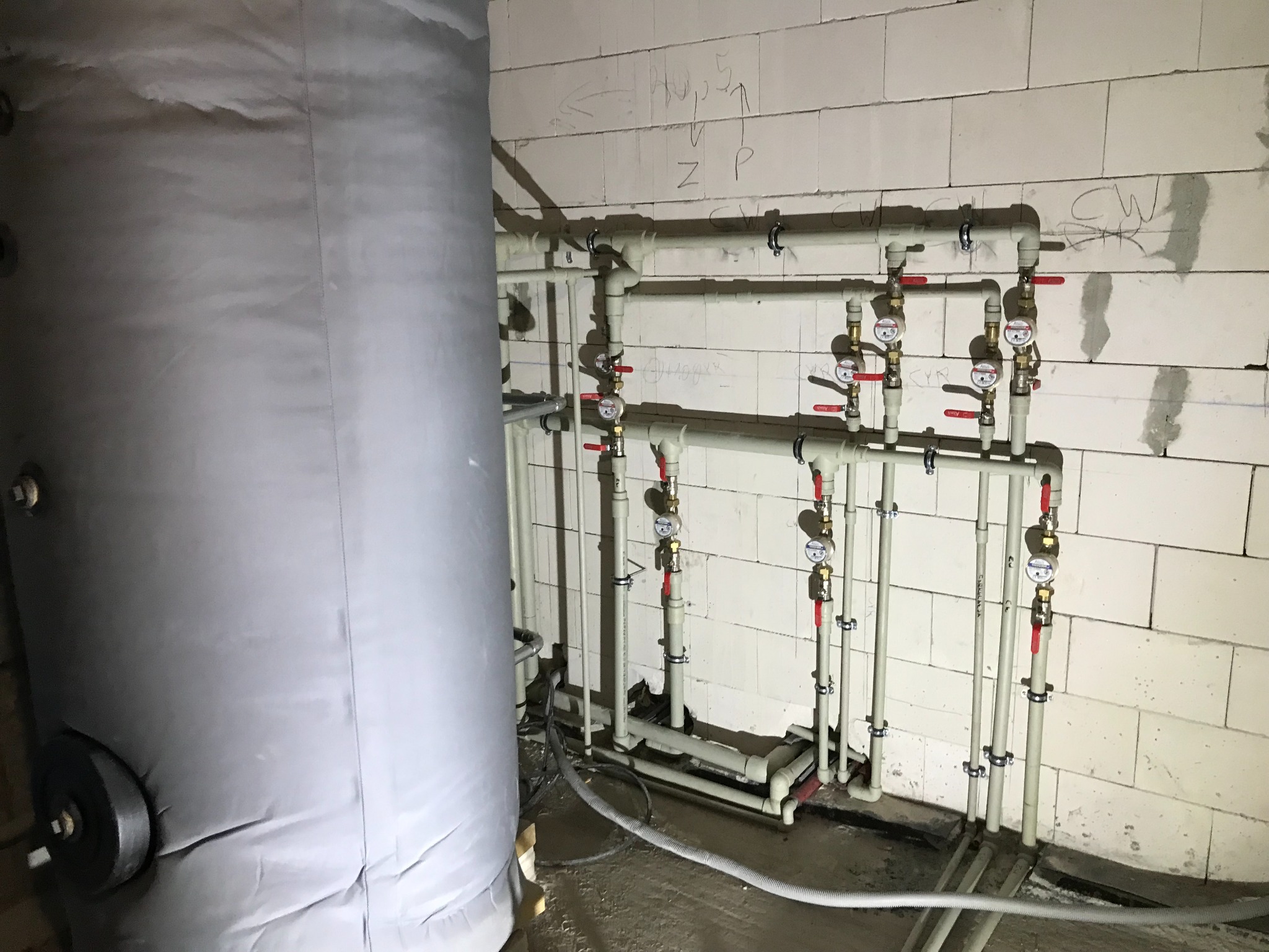 Wykonanie zasobnika CWU i rozdzielenie na poszczególne sekcje budynku.