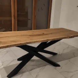 Stół dębowy, blat rustykalny z nogami typu krzyżak.