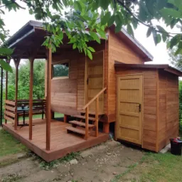 Domek drewniany z pomieszczeniem gospodarczym