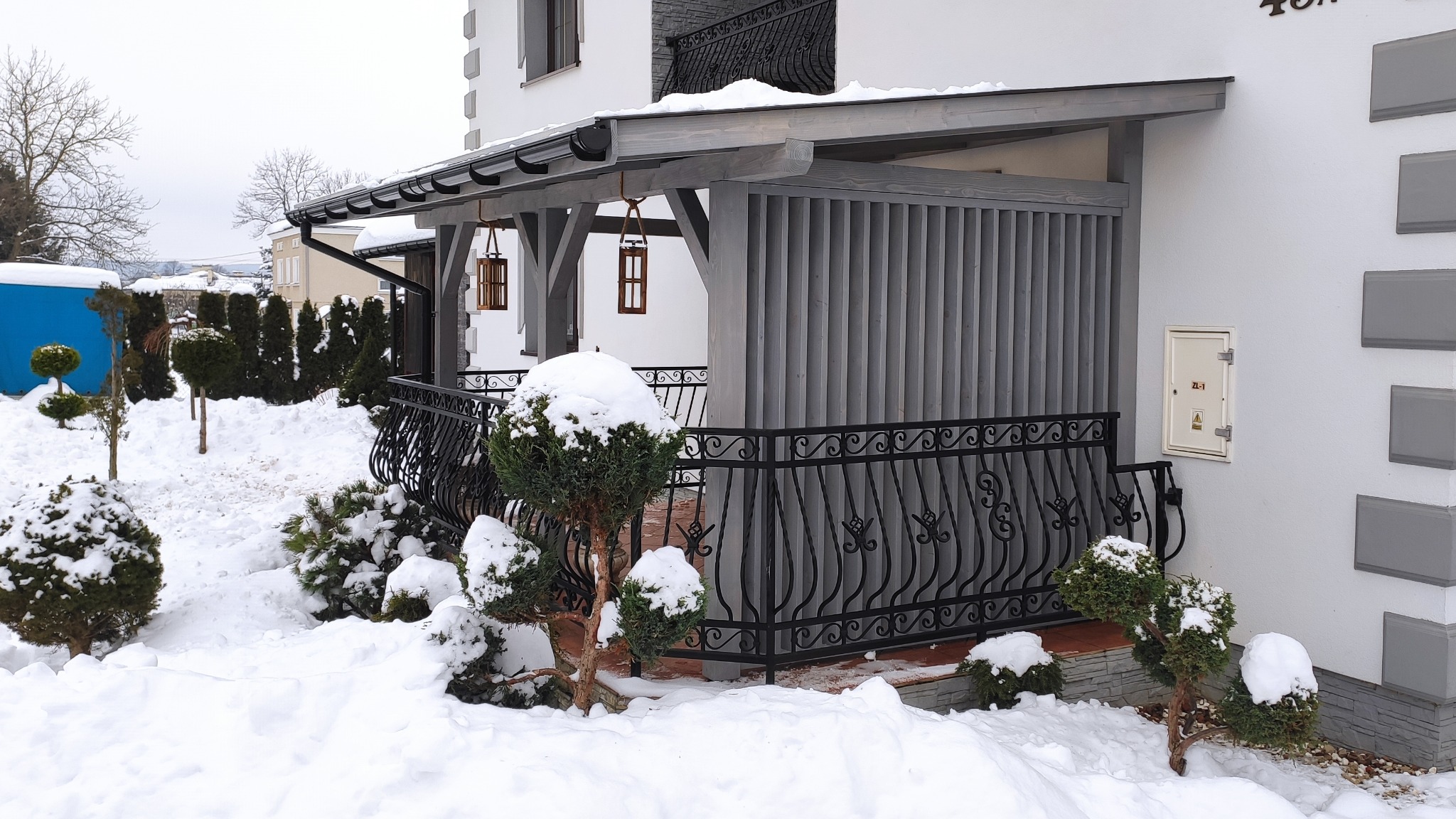 Zadaszenie tarasu z poliwęglanu komorowego, ścianka z lameli ustawionych pod kątem