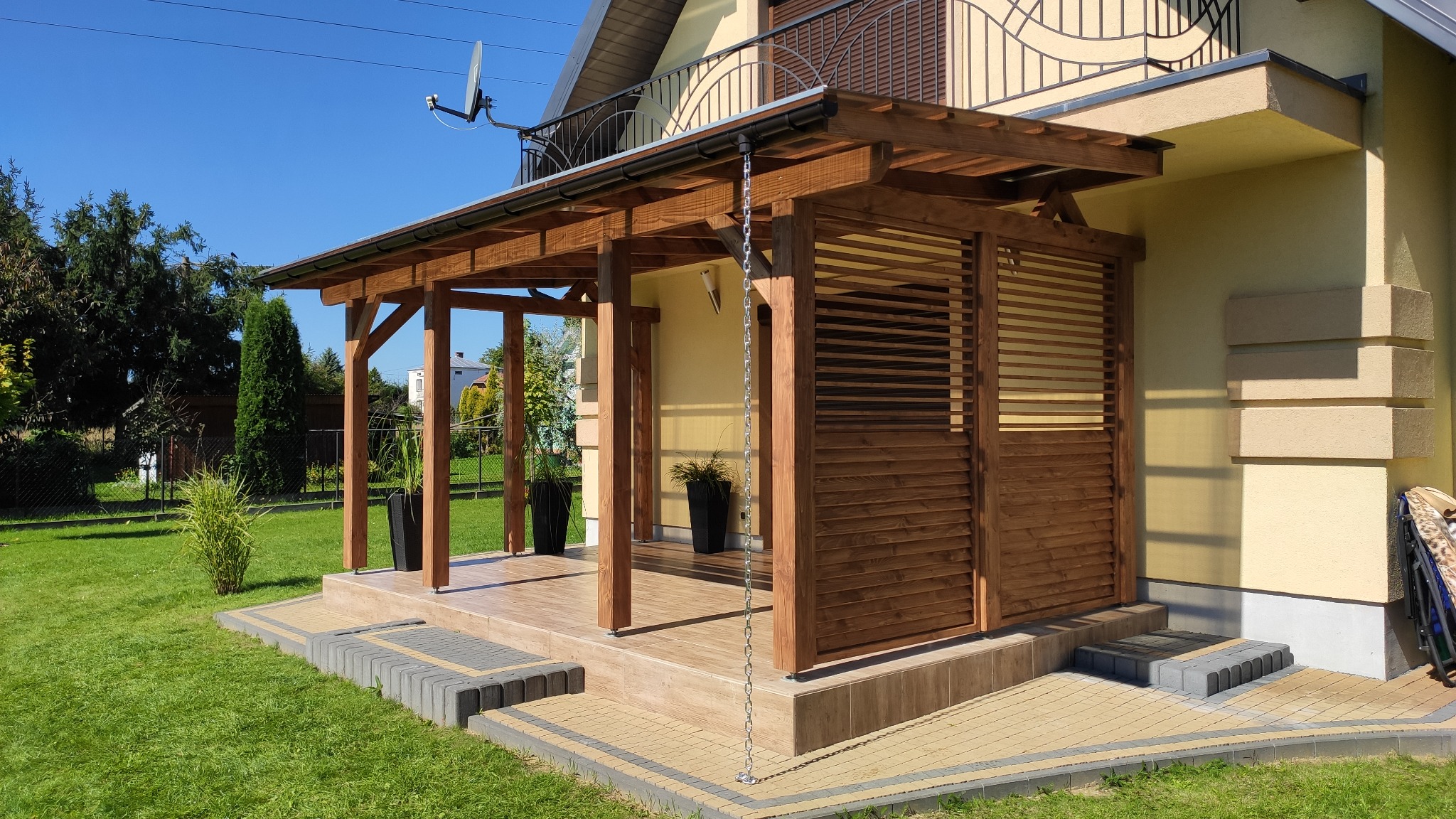 Zadaszenie tarasu z poliwęglanu komorowego ścianka typu ruchome deseczki.