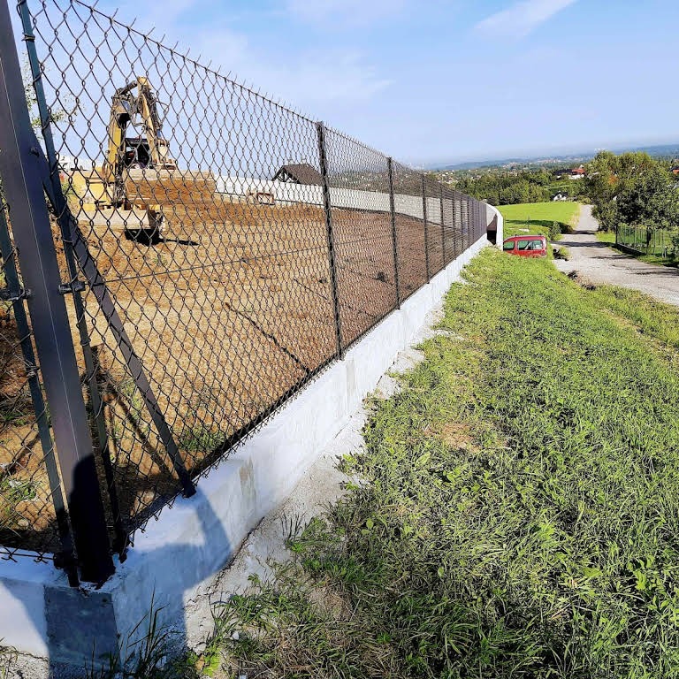 Zdjęcie wykonane z siatki na wys. 1,2m oraz gr. drutu 3,6mm na kątowniku 45x45x4mm + podmurówka wylewana