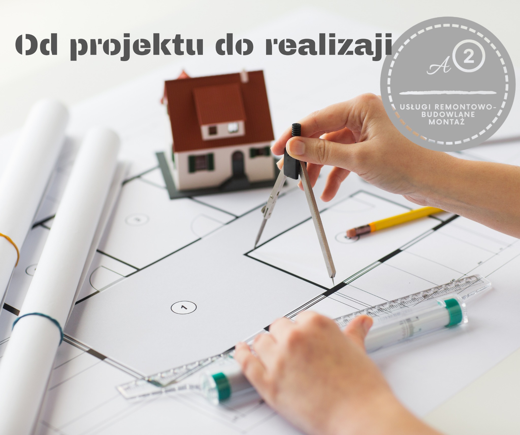 Ręka kreśli okrąg cyrklem na planie architektonicznym, w tle model domu i zwinięte plany.