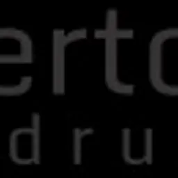 Logo firmy Kopertomat.pl specjalizującej się w tanim druku kopert, z symbolem graficznym w lewym górnym rogu wykorzystującym kolory CMYK.