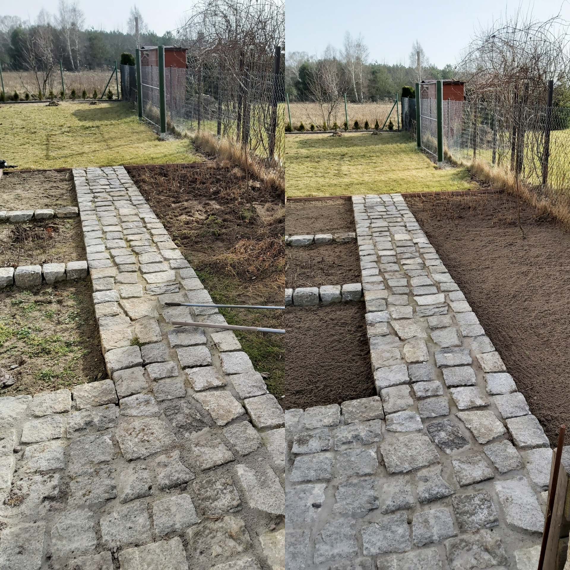 Układanie ścieżki z kostki granitowej w ogrodzie, widoczne fragmenty ułożonej nawierzchni i przygotowane podłoże, rurki metalowe leżące na ziemi, w tle trawnik, drzewa i ogrodzenie.