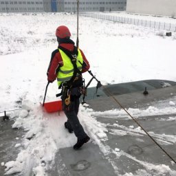 Wszyscy pracownicy wykonujący usługę odśnieżania dachów są przeszkolenie z zasad BHP oraz posiadają uprawnienie do pracy na wysokościach 