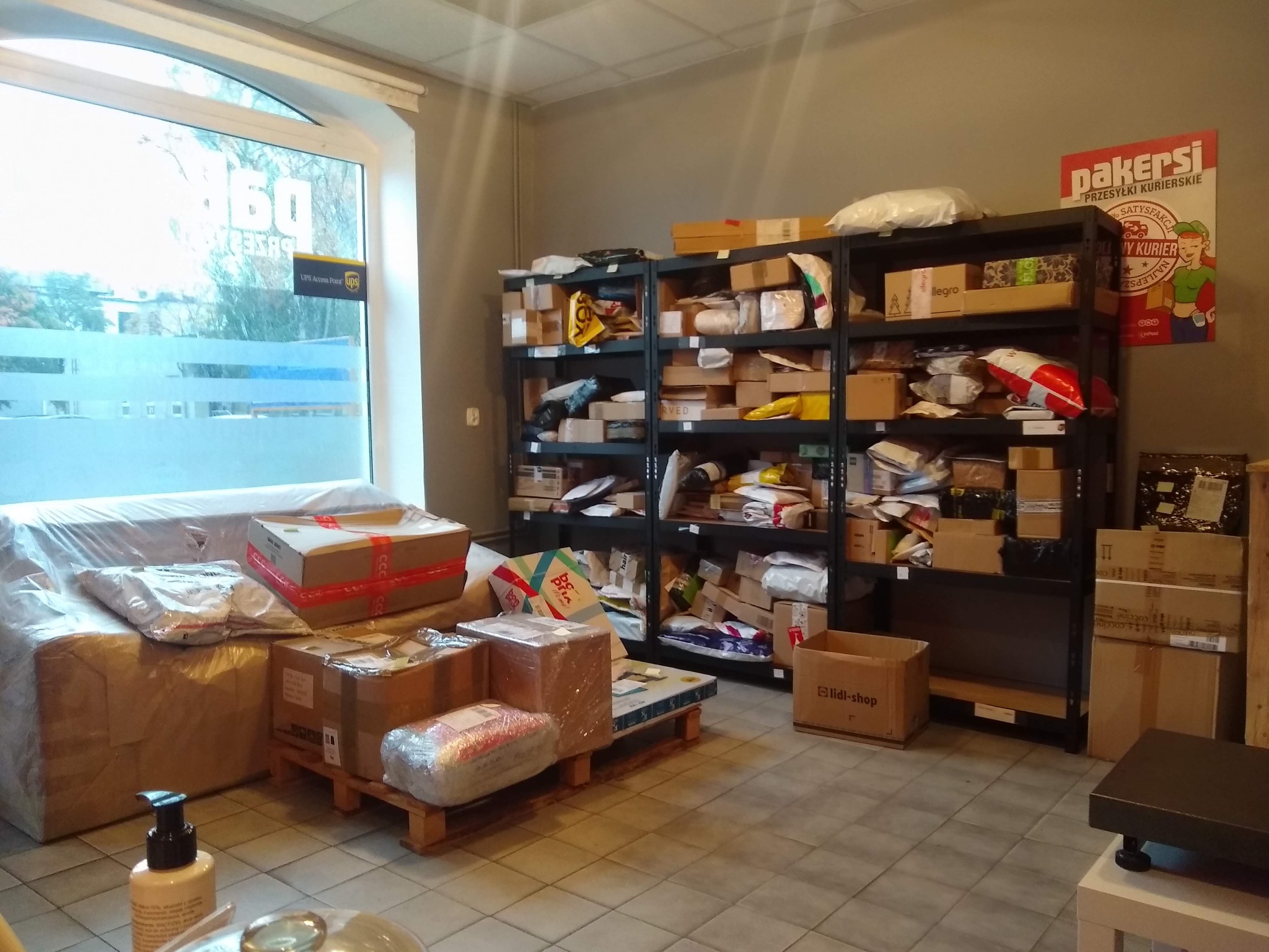 Jako iż jesteśmy Autoryzowanym punktem odbioru przesyłek InPost zdarza się ze mamy czasem Dużoooooo Pracy....