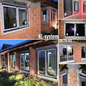 Montaż okien w surowym stanie budynku, widoczne niedokończone ściany z cegły, różne ujęcia okien z białymi ramami, w tym okno z roletą zewnętrzną.