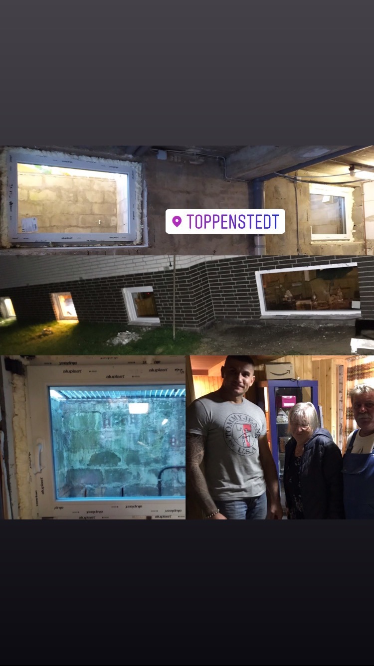 Montaż okien piwnicznych z pianką uszczelniającą, widoczne osoby w pomieszczeniu.