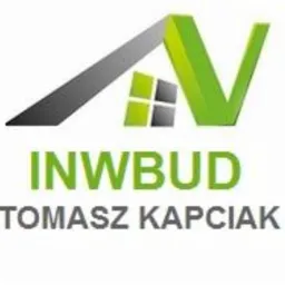 Logo firmy budowlanej INWBUD Tomasz Kapciak z zielonym napisem i symbolem dachu z oknem.