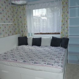 wytapetowana sypialnia łącznie z pokojem dziecięcym