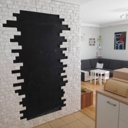 imitacja białej cegły na ścianie w kuchni oraz wypełnienie farbą tablicową