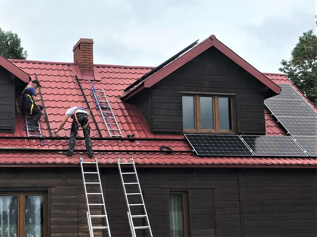Realizacja bezpiecznej instalacji fotowoltaicznej na drewnianym budynku.
