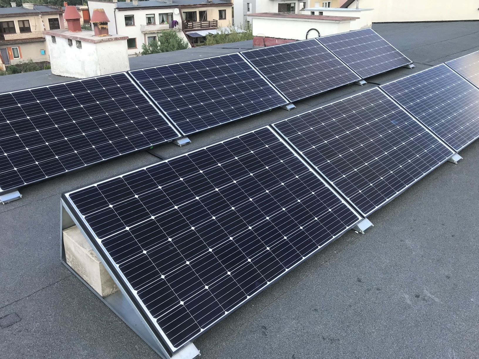 Realizacja instalacji fotowoltaicznej balastowej na dachu płaskim.