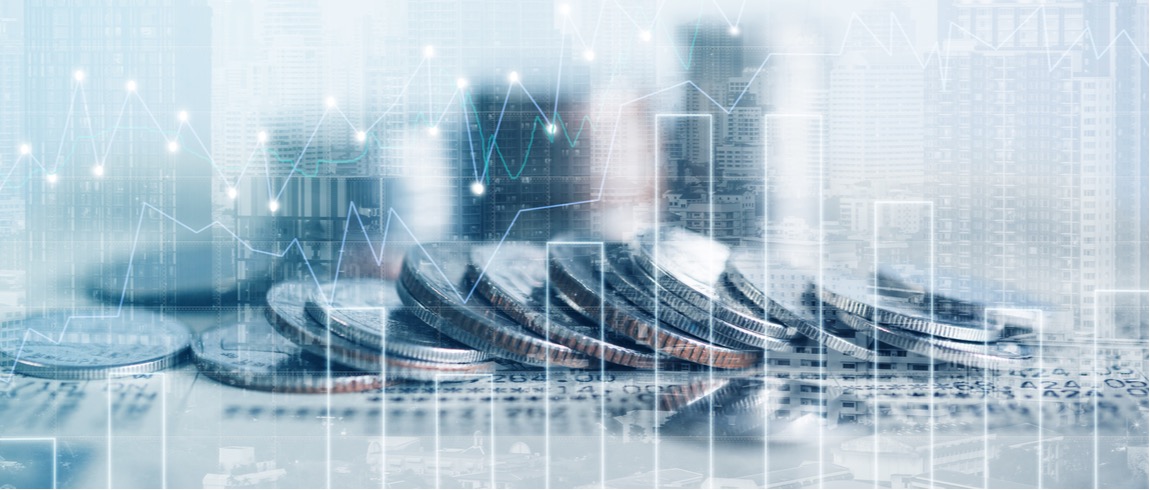 Stos monet z nałożonym wykresem wzrostu na tle panoramy miasta, odzwierciedlające analizę finansową i planowanie strategiczne.