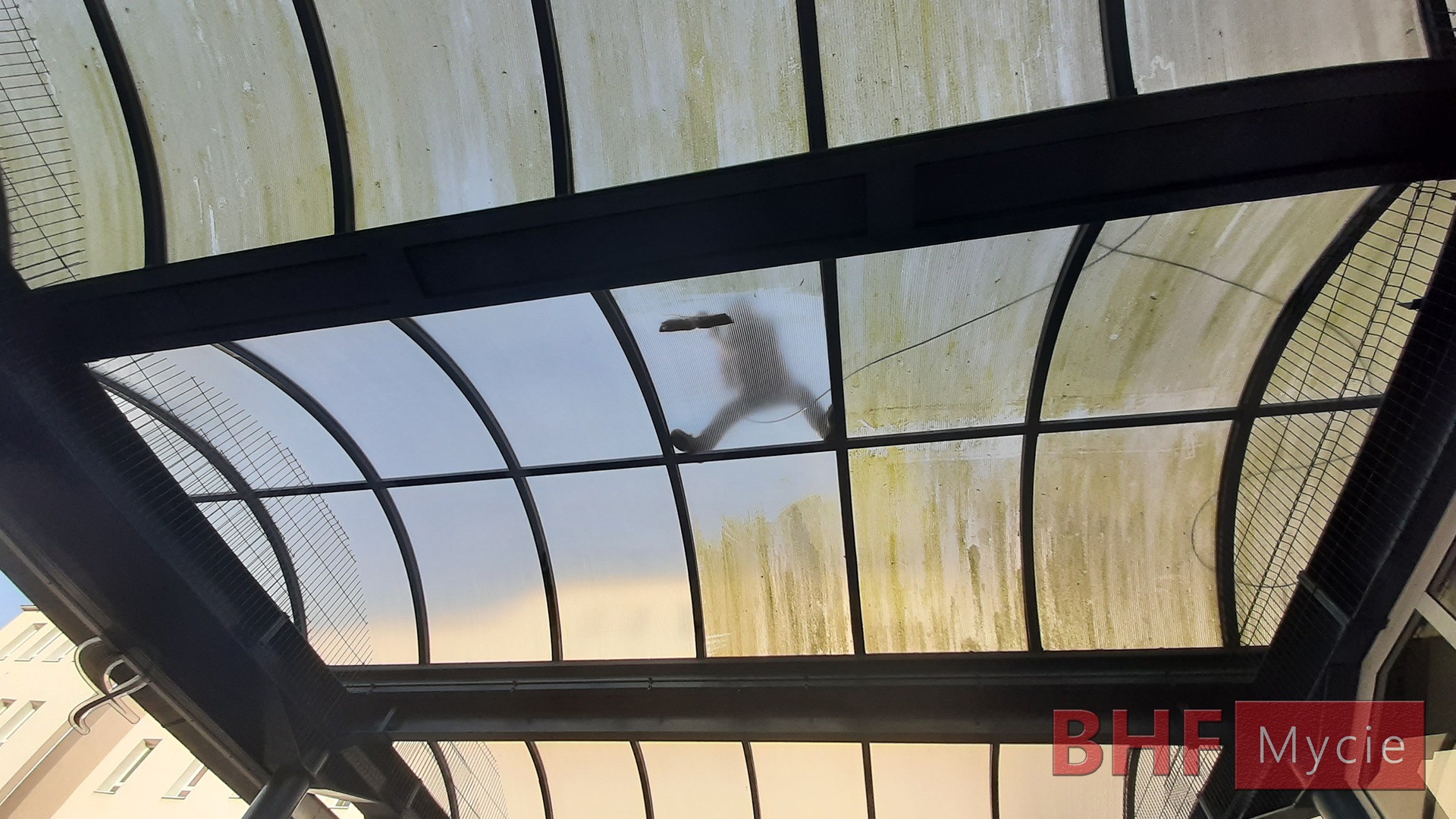 Mycie świetlików poliwęglanowych