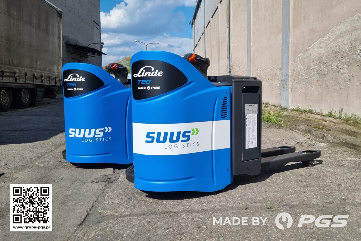 Dwa niebieskie wózki paletowe elektryczne Linde T20 z logo SUUS Logistics, stojące na betonowym placu przed budynkiem magazynowym. Widoczny kod QR i logo producenta PGS.