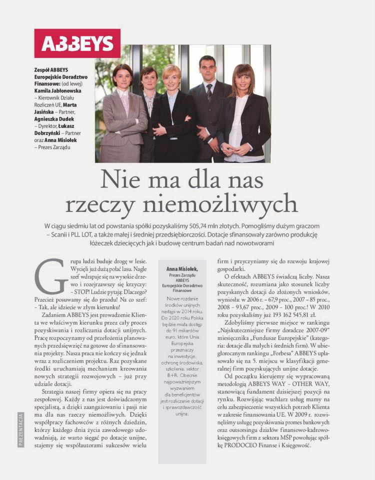 Zdjęcie zespołu ABBEYS Europejskie Doradztwo Finansowe: Kamila Jabłonowska, Marta Jasińska, Agnieszka Dudek, Łukasz Dobrzyński i Anna Misiołek, Prezes Zarządu, prezentacja firmy w tle.