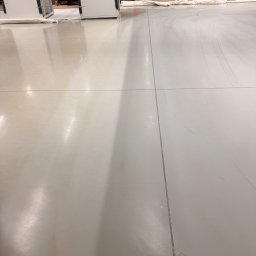 Doczyszczanie mechaniczne posadzki z żywicy epoksydowej