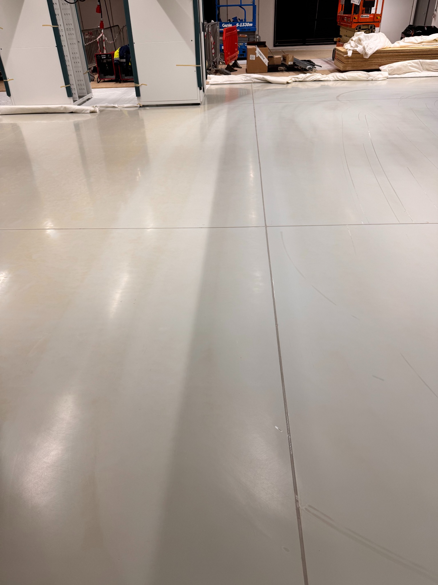 Doczyszczanie mechaniczne posadzki z żywicy epoksydowej