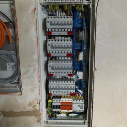 Elektryk z Kotliny - oprzewodowanie nowoczesnej rozdzielnicy elektrycznej domu jednorodzinnego - widok zmontowanej rozdzielnicy
