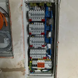 oprzewodowanie nowoczesnej rozdzielnicy elektrycznej domu jednorodzinnego - widok zmontowanej rozdzielnicy