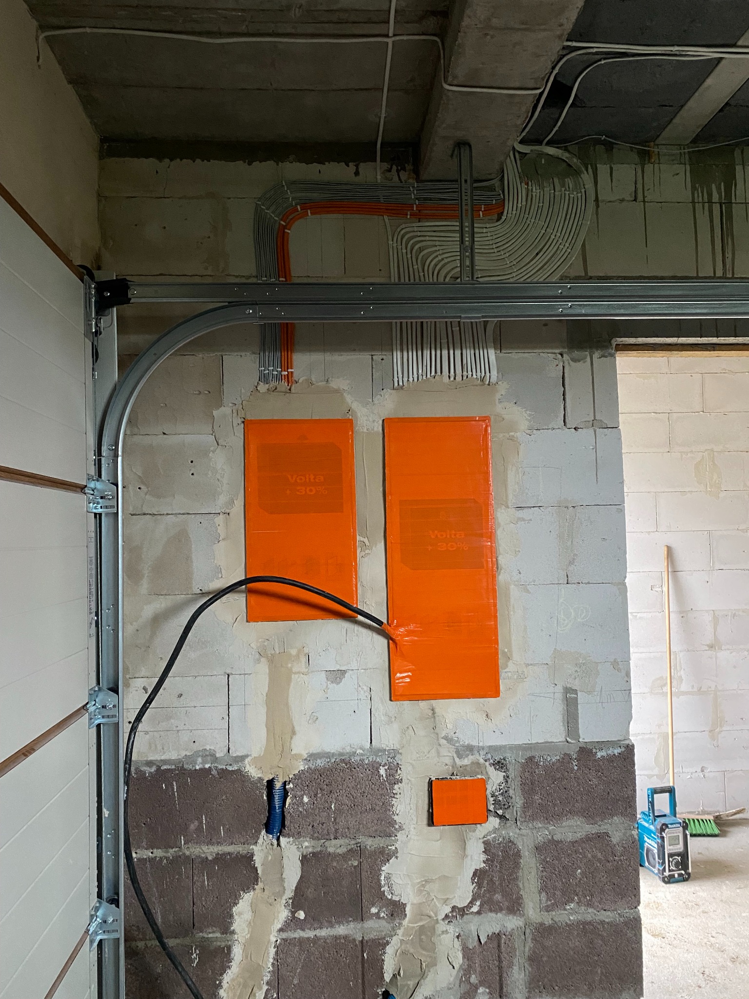 rozdzielnice instalacji elektrycznej domu jednorodzinnego zabezpieczone na czas tynkowania