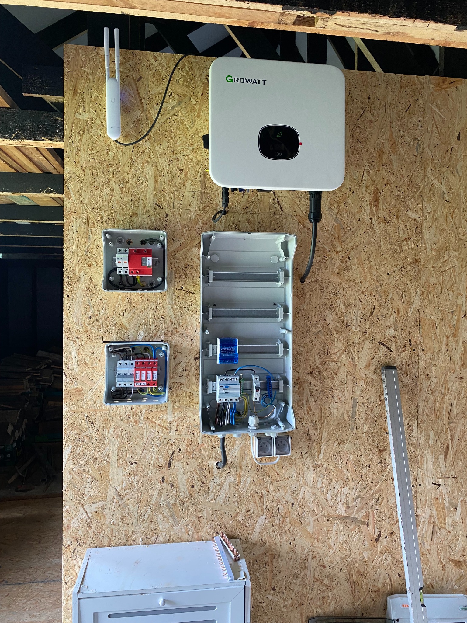 podłączenie instalacji PV, inwertera i prefabrykacja rozdzielnic AC i DC