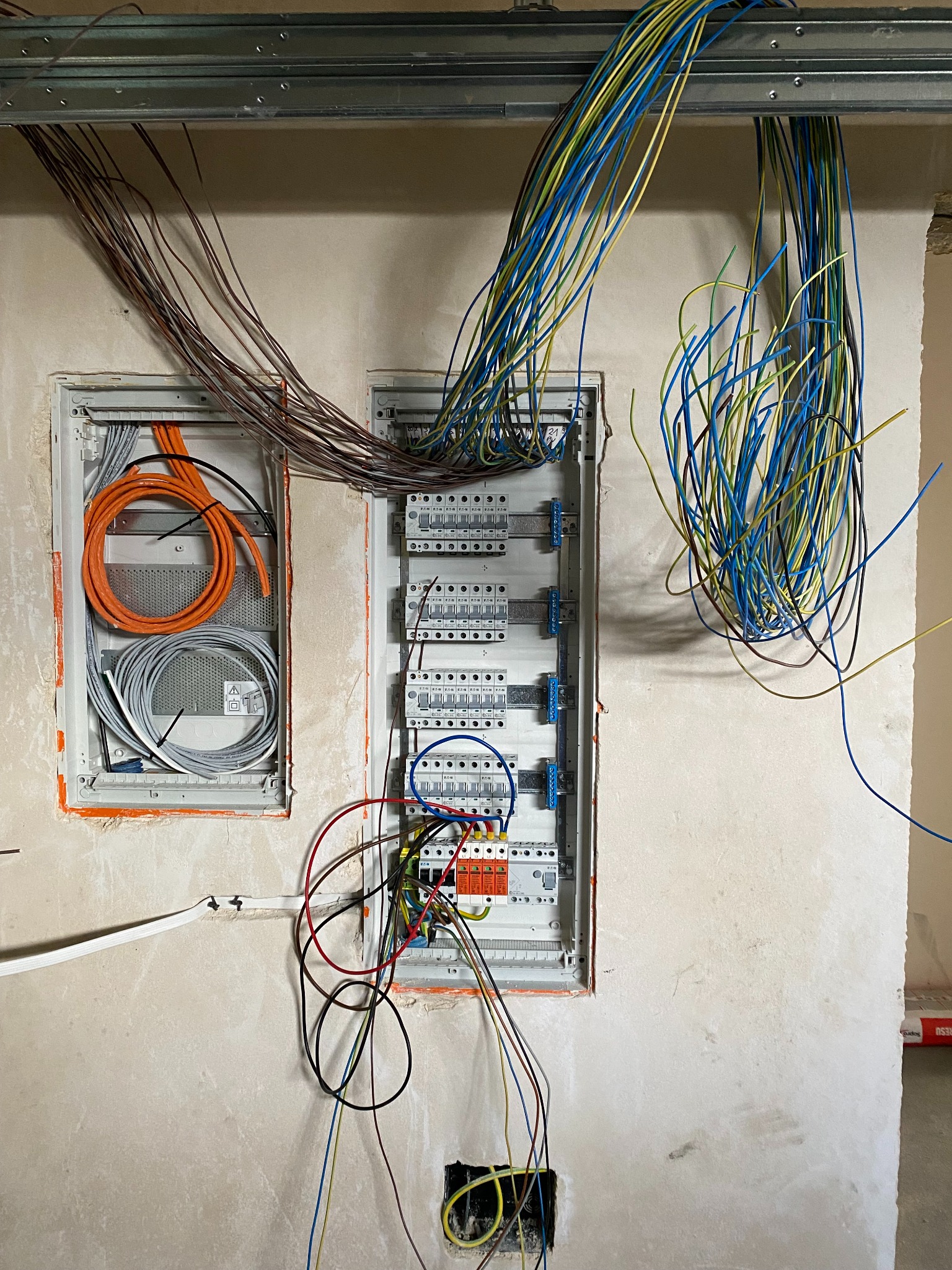 oprzewodowanie nowoczesnej rozdzielnicy elektrycznej domu jednorodzinnego - widok po zamontowaniu aparatów na szynę TH