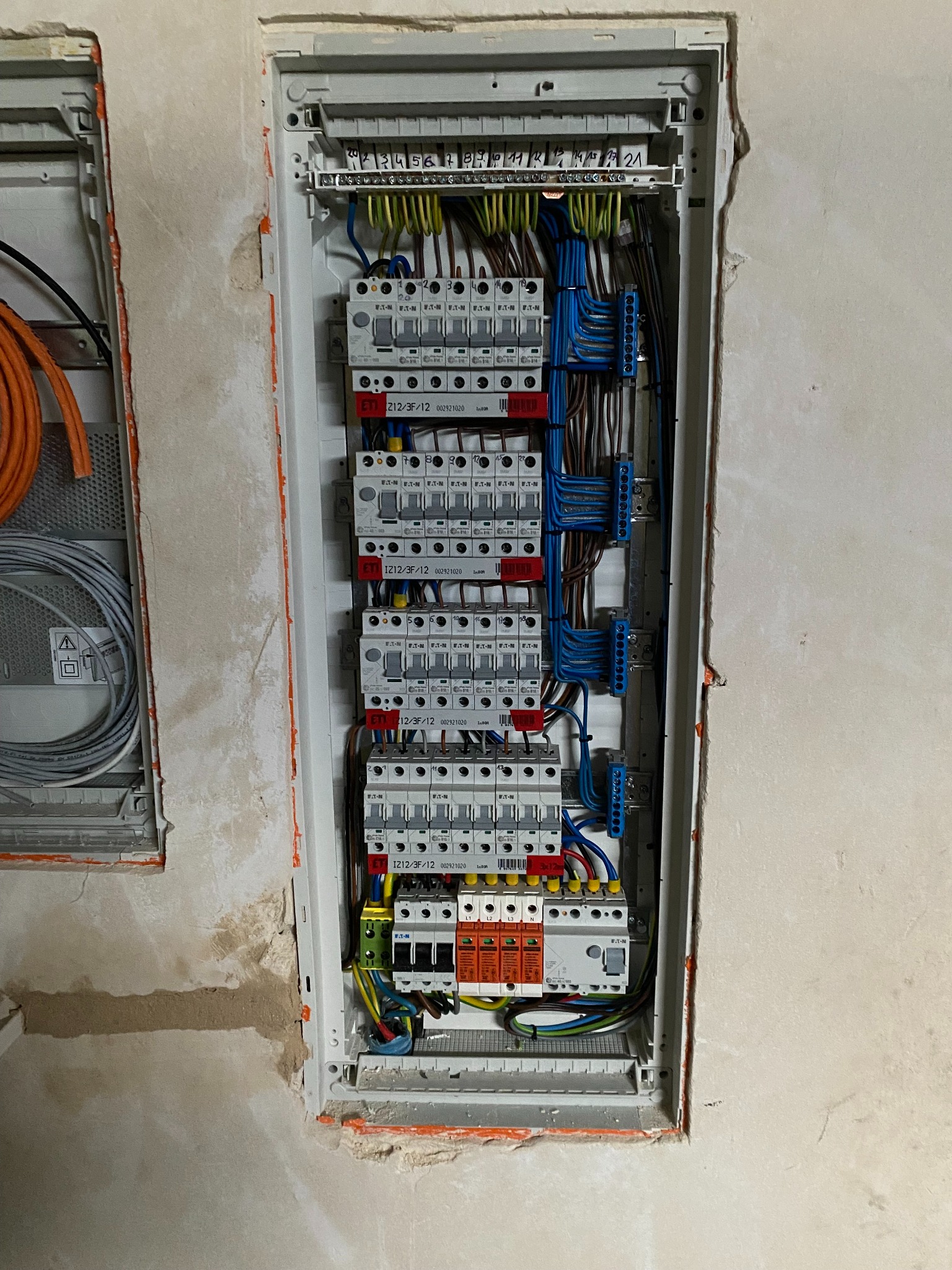 oprzewodowanie nowoczesnej rozdzielnicy elektrycznej domu jednorodzinnego - widok zmontowanej rozdzielnicy