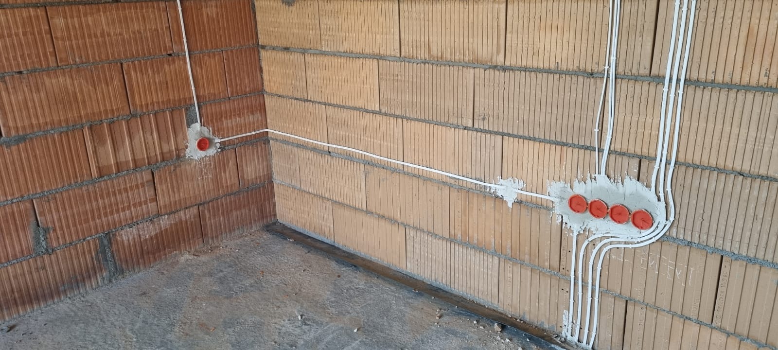 rozmieszczenie tras kablowych w budynku z pustaków ceramicznych - instalacja przygotowana do tynkowania