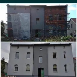 Dwu-segmentowy budynek w trakcie prac elewacyjnych: górny segment w trakcie izolacji z widocznymi rusztowaniami i częściowo odsłoniętą cegłą, dolny segment po malowaniu w odcieniach szarości...