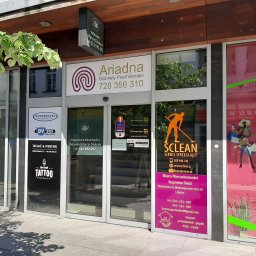 Gabinety Psychoterapii ARIADNA Sosnowiec - Fasada budynku z szyldem 'Ariadna Gabinety Psychoterapii' nad wejściem, obok szyldy innych firm, widok z zewnątrz.