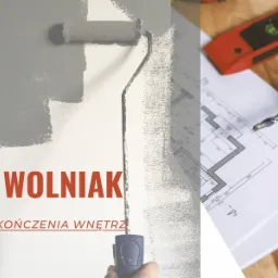 Malowanie ściany szarą farbą za pomocą wałka, widoczny plan architektoniczny, poziomica, wiertarka i wkręty na drewnianym blacie. Na ścianie widnieje nazwa firmy: Marek Wolniak Remonty...