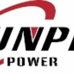 Logo firmy Sunpro Power z czarnym napisem i czerwonym akcentem w kształcie łuku nad napisem oraz słowem POWER pod napisem SUNPRO.