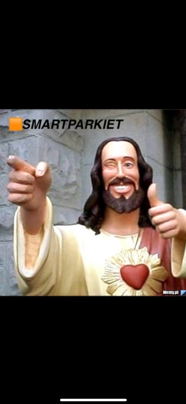 Mem z figurą Jezusa wskazującą palcem i kciukiem w górę, z napisem 'SMARTPARKIET' w górnym rogu. Humorystyczny przekaz reklamowy.