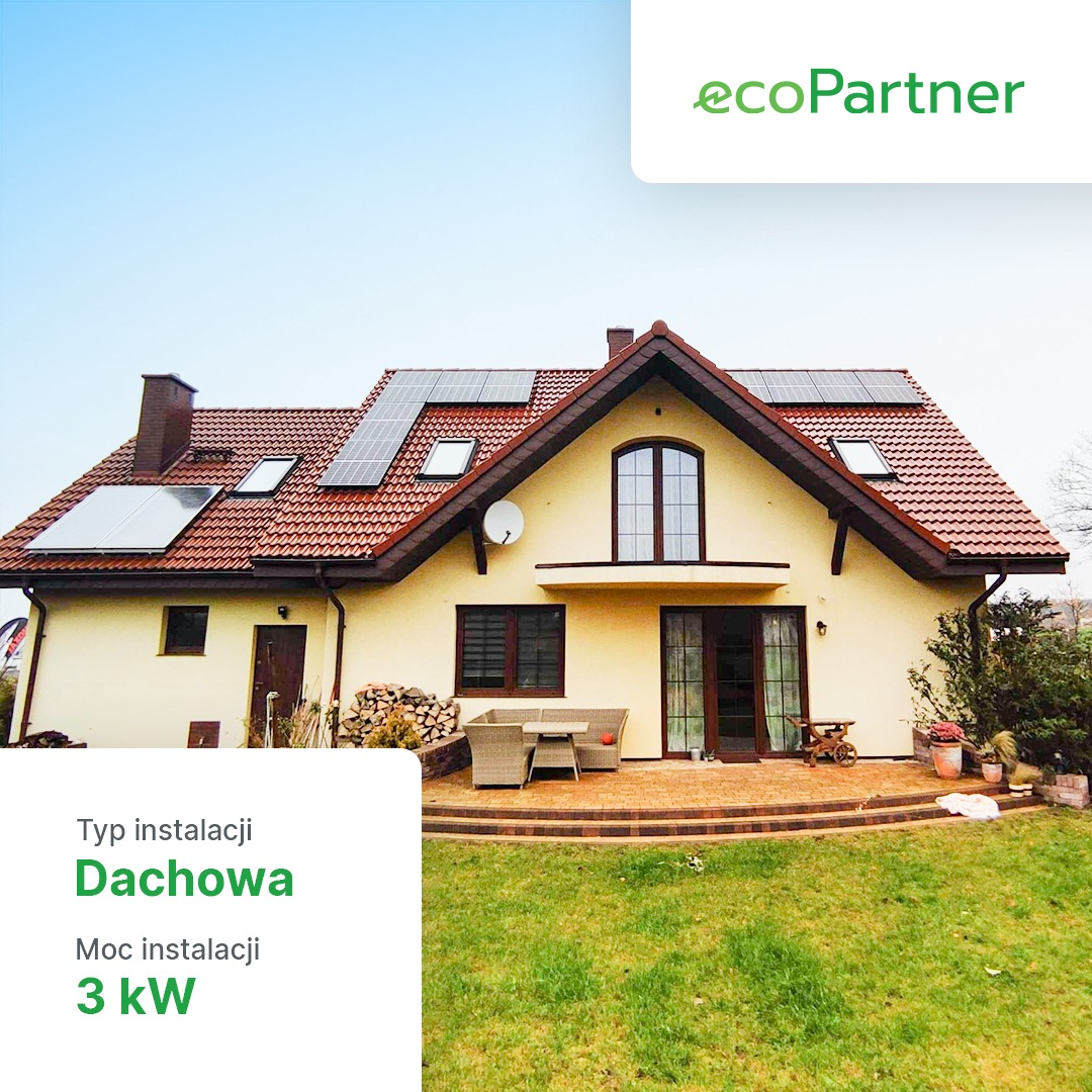 Dom jednorodzinny z panelami słonecznymi na dachu z czerwonej dachówki, widoczne również okna dachowe, antena satelitarna, meble ogrodowe na tarasie i logo ecoPartner w prawym górnym rogu.