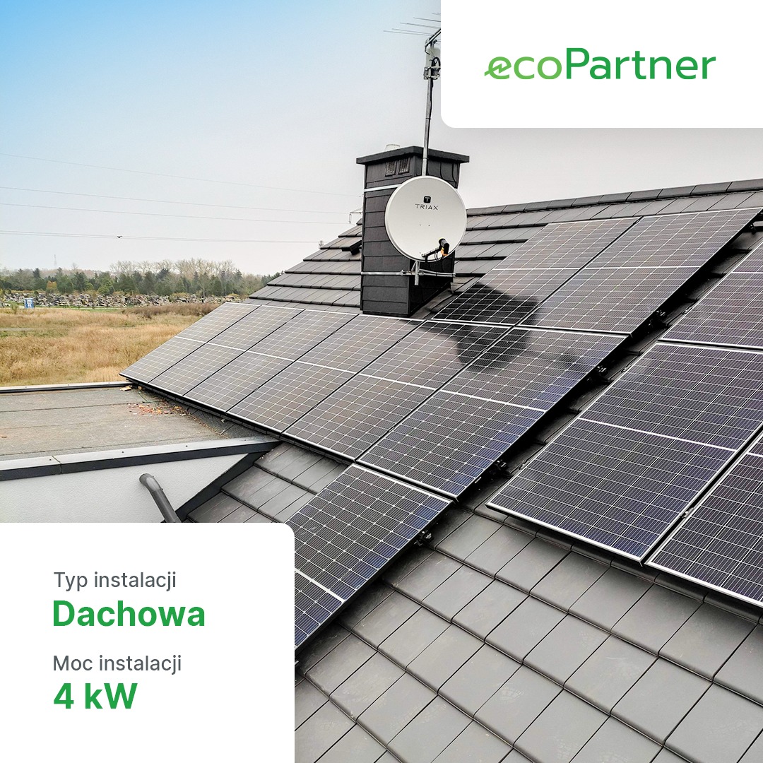 Instalacja fotowoltaiczna na dachu pokrytym szarą dachówką, widoczny komin z anteną satelitarną Triax, informacja o instalacji dachowej o mocy 4kW oraz logo ecoPartner w prawym górnym rogu.