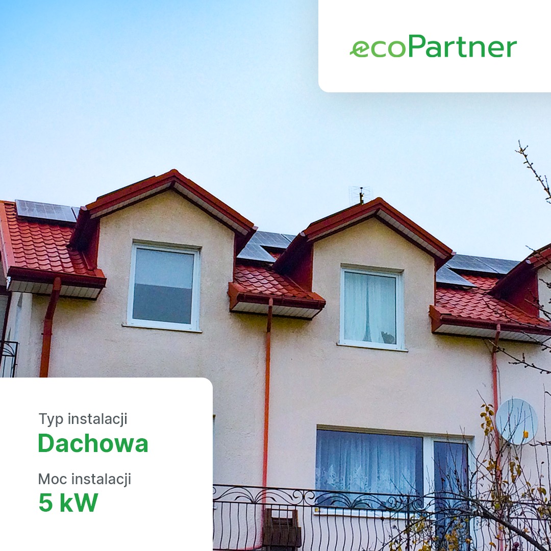 Instalacja fotowoltaiczna na dachu domu jednorodzinnego z czerwonymi dachówkami, widoczny branding ecoPartner i informacja o instalacji dachowej o mocy 5kW.