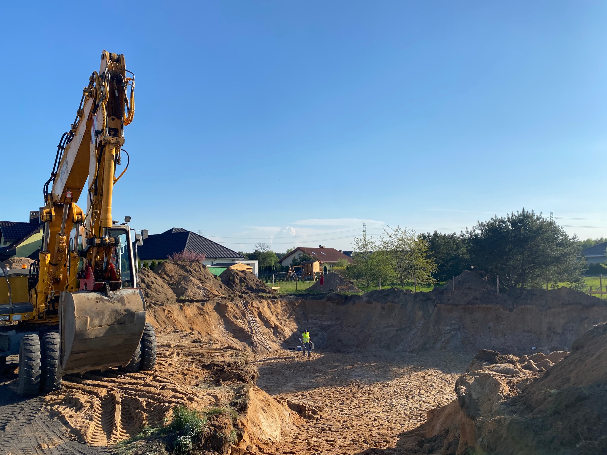 Wykop pod budynek z piwnicą , 1580 m3 wywozu w 3 dni .