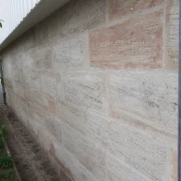 piaskowiec, ubytki uzupełniane własną zaprawą pod kolor kamienia