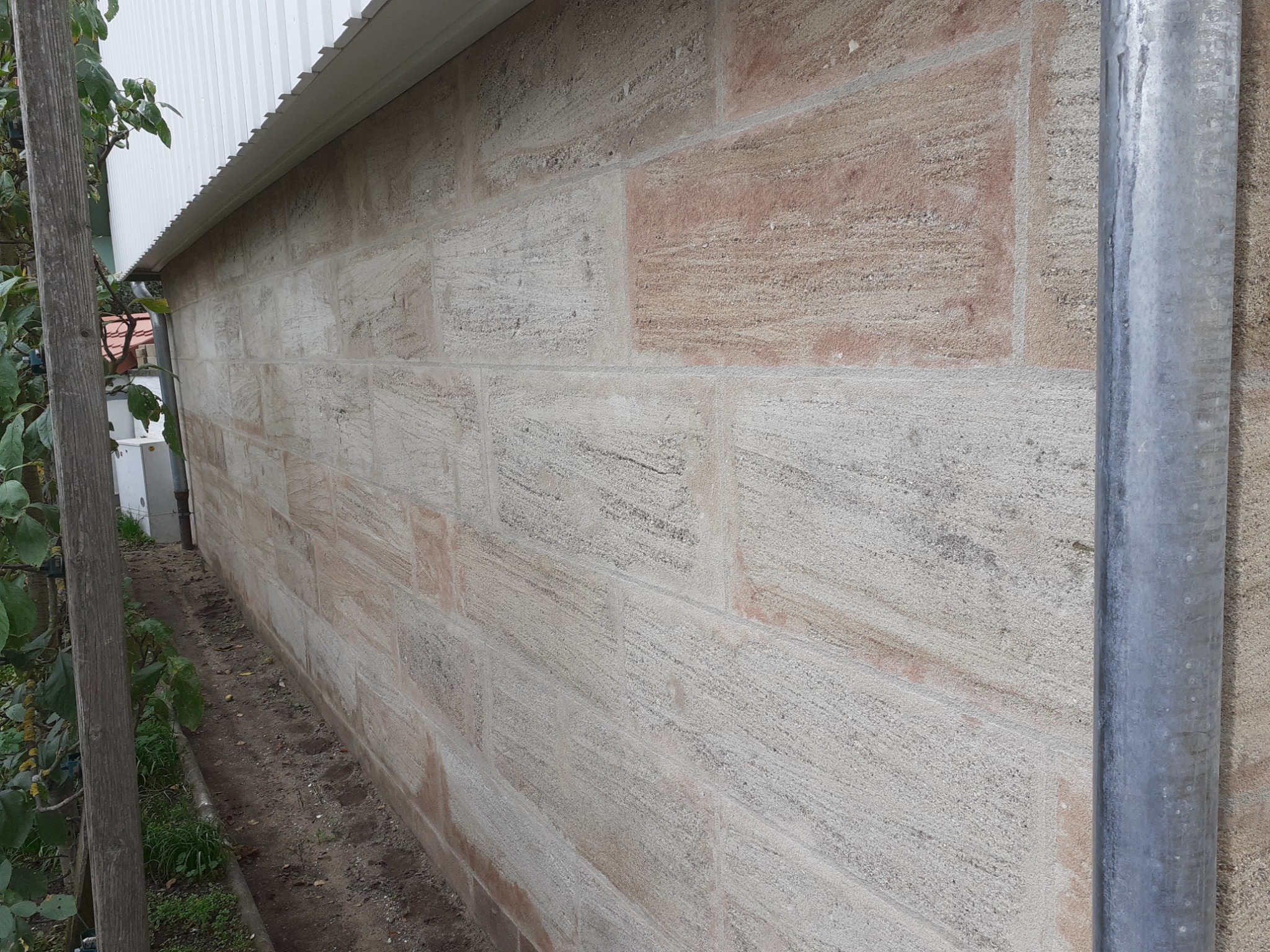 piaskowiec, ubytki uzupełniane własną zaprawą pod kolor kamienia