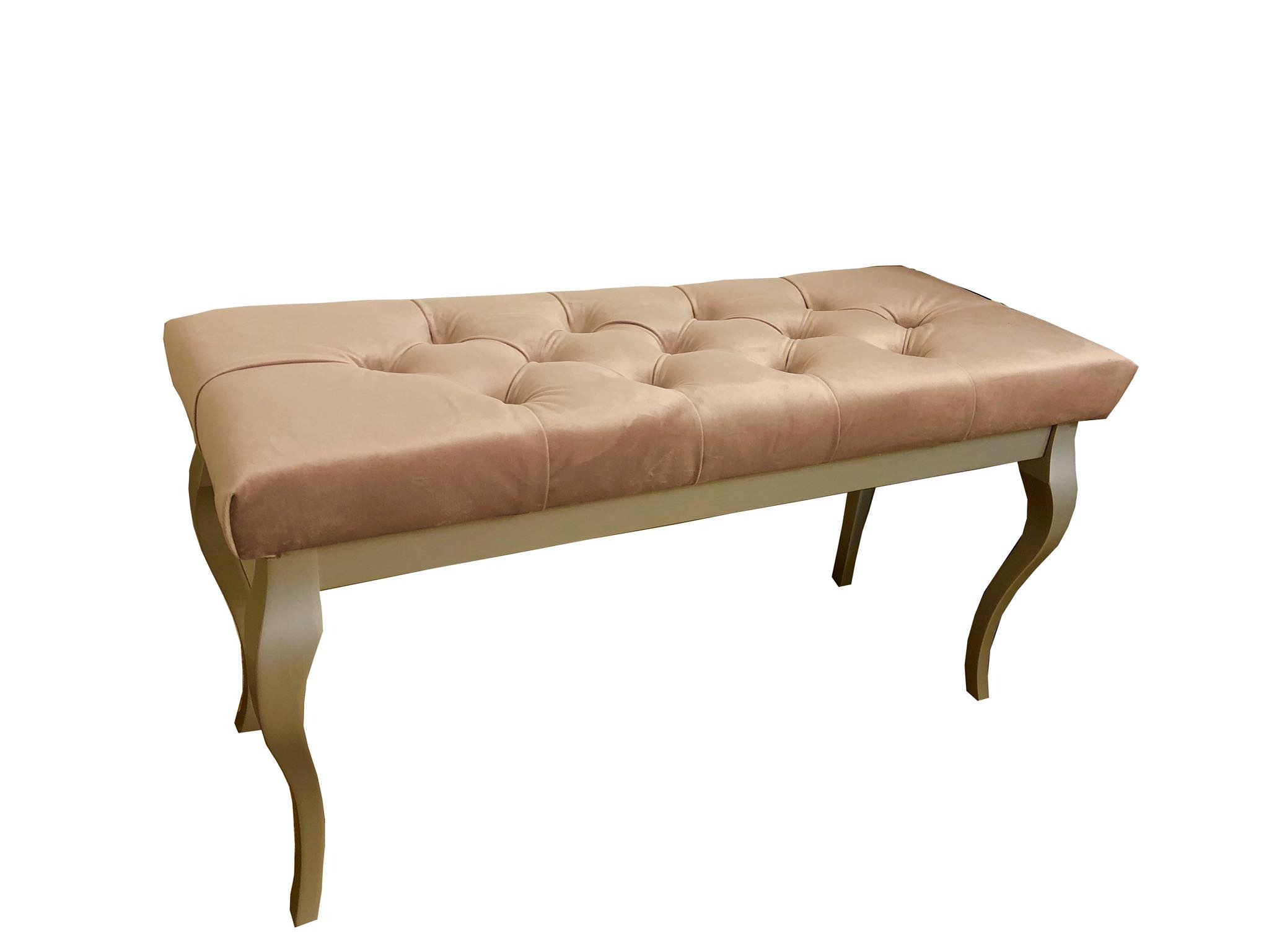 Pudrowo-różowa, tapicerowana ławka z dekoracyjnymi guzikami i giętymi nogami, wykonana przez stolarza z Kępna.